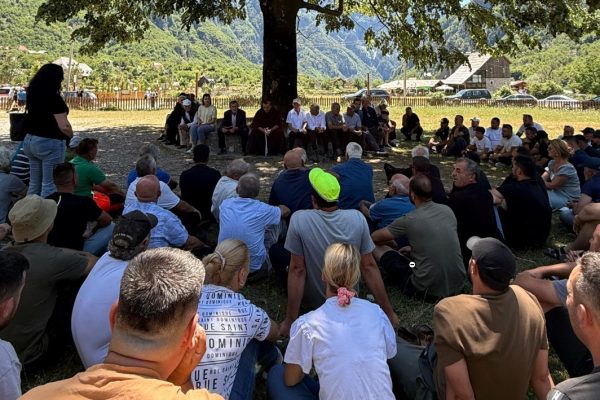 Me priftin para Kishës! Mblidhet ‘Kuvendi i Burrave’ në THETH: Merret vendimi i fortë, ja cfare pritet te ndodhe (Video)