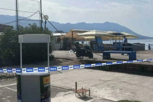 Tr*gjike/ 65-vjeçari vr*t vëllanë dhe nipin, pas ngjarjes ulet në kafe dhe pret policinë