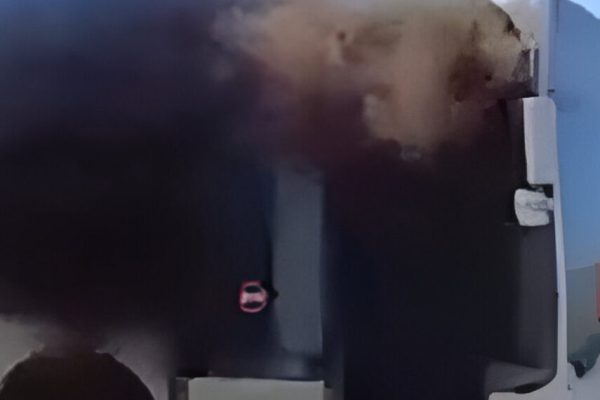 Zjarr në Tirane!/ Urbani merr flakë me pasagjerë brenda (VIDEO)