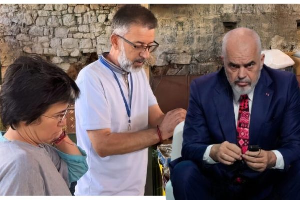 “Çfarë flet mo Muçi im”! Me diplome punon ne treg, historia e trishte e Bardhes Dinjitoze qe e do gjithe Saranda (Video)