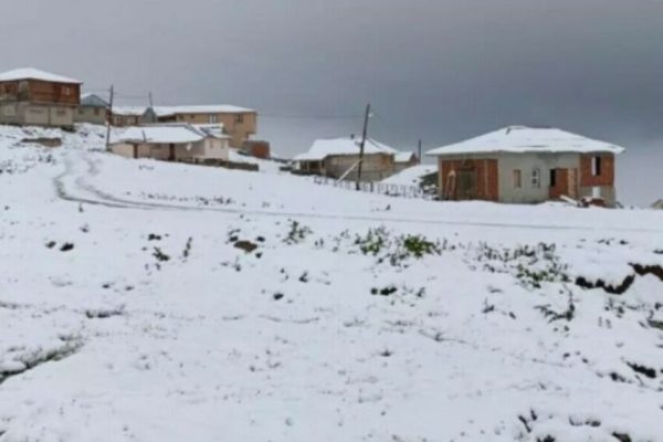 Borë në Korrik/ E pabesueshme por e vërtetë, situatë e pazakontë nga moti që ‘nuk pyet më’ (FOTO)