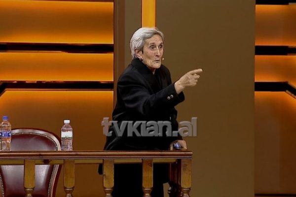 “Të kam lënë il*ç miu në trarë”, nëna kërc*nohetnga djali/ Del videoja tr*nditës