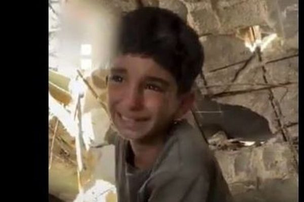 “Ja ku janë”, historia tr*nditëse e një të mituri që kërkon gjyshërit nën rrënoja (Video)
