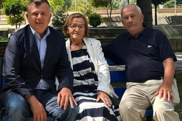 “Na mbajnë dorën për pak kohë, por …”, Ministri Balla bën dedikimin e forte per dy prinderit e moshuar, cfare zbuloi