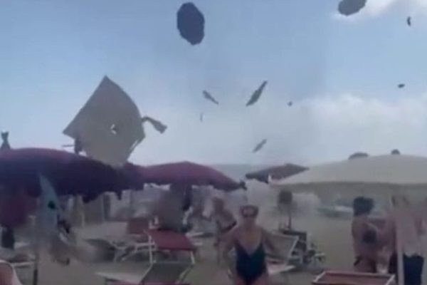 T*rbohet moti! Tornado fluturon çadrat dhe shezlonet në plazh! Pushuesit përjetojnë momente t*erri