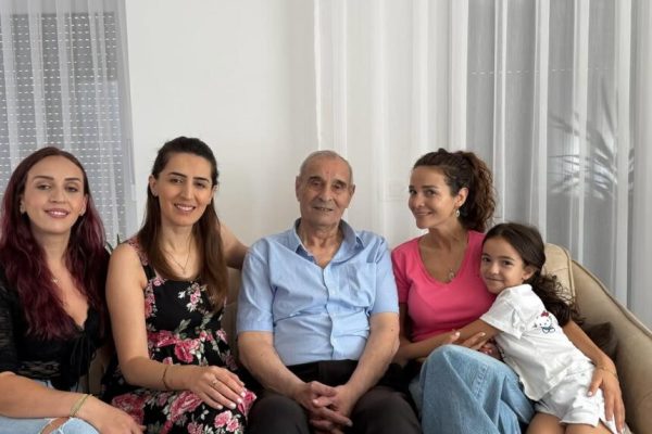 I mbajti ne shtepi gjate l*ftes, 25 vite pas Diola takohet me familjen kosovare, emocionuese cfare u kishte ndodhur (Video)