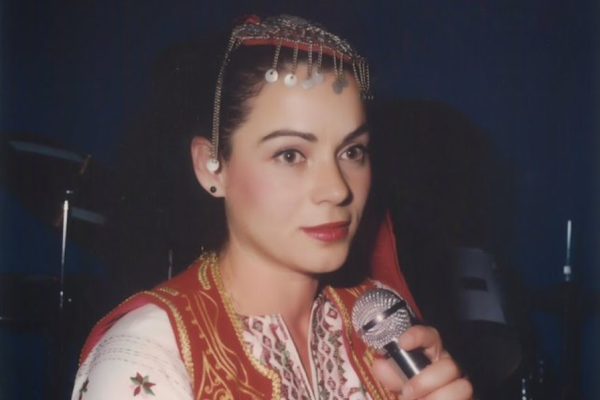 Ikona shqiptare e vìteve ’90: Sì u rrìt Ema Qazìmì në jetìmore me nënën gjallë
