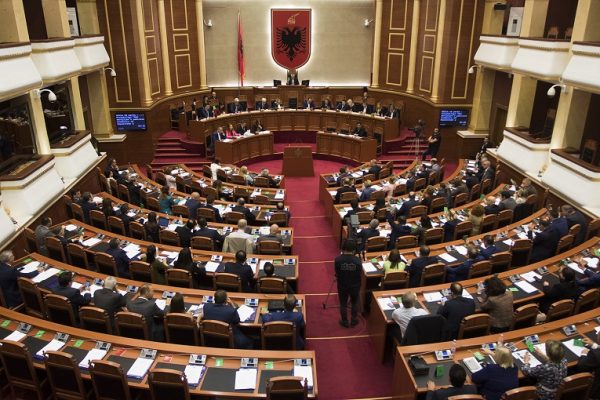 Ishte ndare nga gruaja! Politikani i njohur shqiptar rikthehet me te pas disa vitesh, te dashuruar prape (VIdeo)