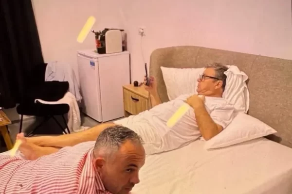 Sali Berisha tr*ndit, nxjerr pamjet nga qelia e b*rgut te Vangjush Dakos, ja cfare ben me shokun