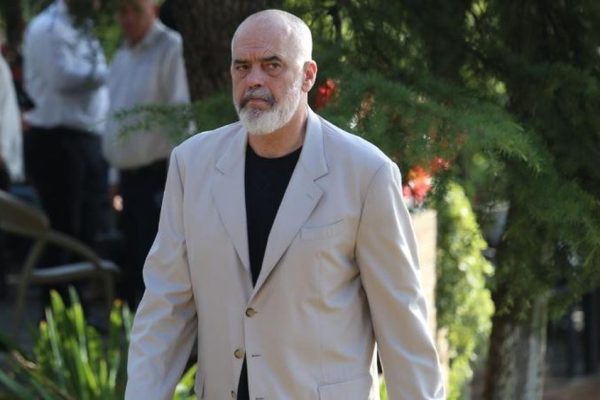 E bujshme! Rama i fut fshesën qeverisë dhe zbulon emrat surprizë, kjo nuk ishte pare