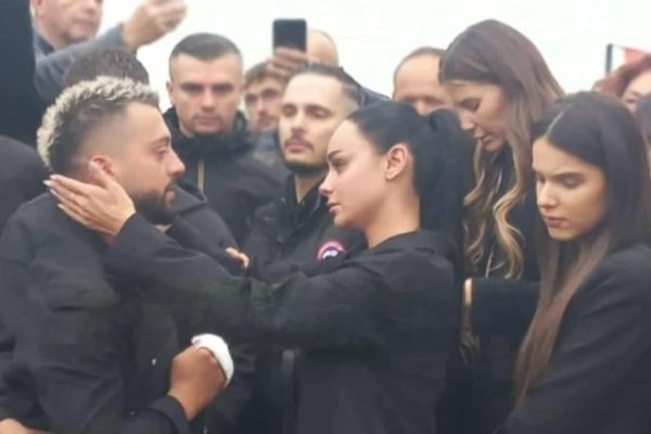 Pamje te dh mbshme! Egli merr pjesë në v rrimin e vëllait të Gjestit, veprimi i banoreve qe emocionoi te gjithe