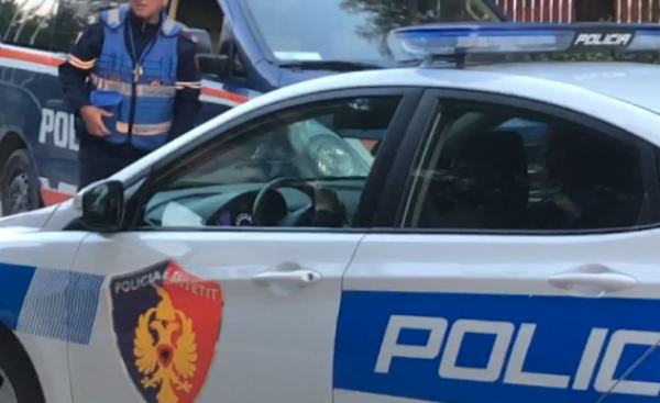 E fundit! Makina e br*ktisur me 9 fëmijë brenda tr*ndit Durresin, policia ngel pa fjale kur