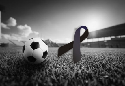 Tr*gjedi/ Pësoi dëmtim h*rror në fushë, ndërron jetë futbollisti i madh boteror