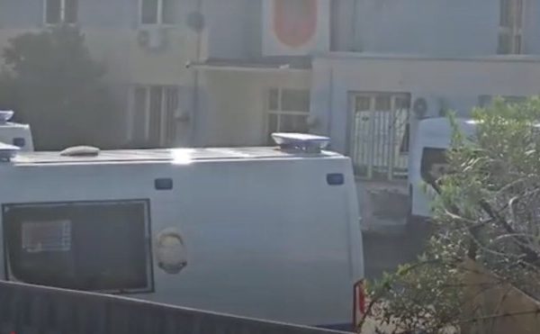 Policia ‘bl*ndon’ b*rgun shqiptar ku ndodhen politikanë dhe krerë bandash kr*minale, ja cfare u zbulua
