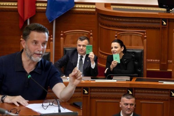 Erion Braçe s*lmon ashpër Belinda Ballukun! Termeti po bie ne PS: E nev*ritshme ajo që