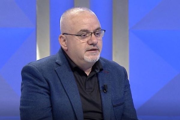 “O babai i kombit, zbrit nga tribuna”, Hoxha shp*rthen ndaj Ramës: Mos mbulohet dielli me shoshë, sot..