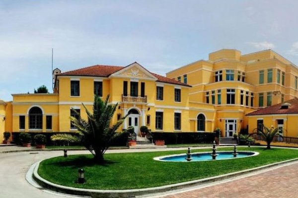 E PADËGJUAR/ Ambasadës Amerikane i ‘mbarojnë lekët’, njoftimi i fundit tr dit me reagimin, cdo ndodhe me shqiptaret qe