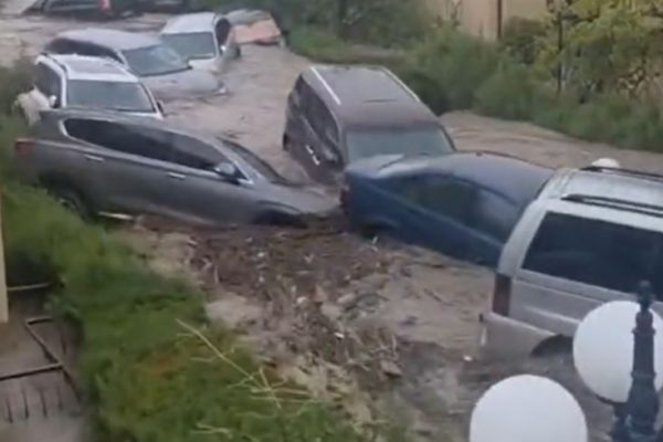 ‘Çmendet’ moti/ Përmb*tje të mëdha bëjnë ‘n*min’, uji merr para makinat e parkuara,raportohet për 3 persona të vd*kur