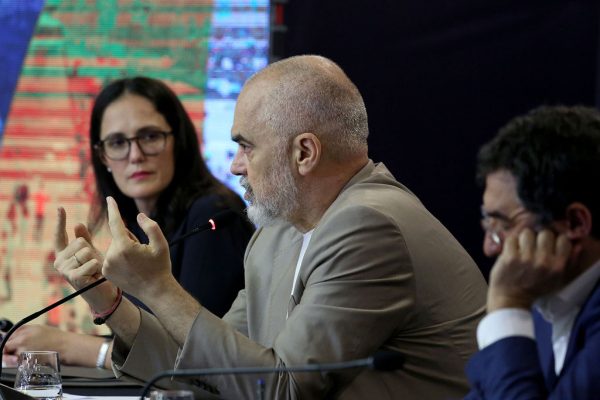 Ministrja e Ekonomisë jep lajmin e madh! Nuk e ndalim dot emigrimin, por po hapim 40 mije vende pune, ja si te perfitoni