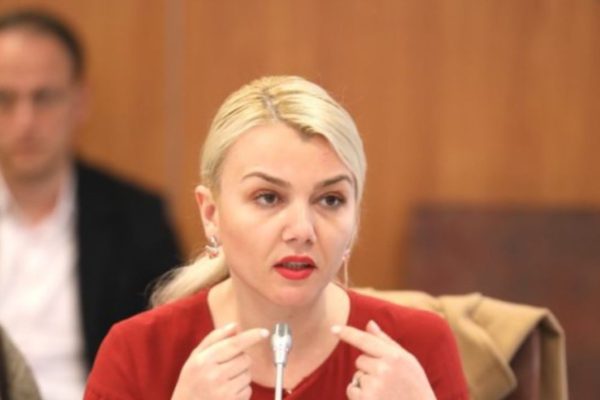 Kush eshte bjondja qe ‘mundesoi’ vr*sjen e gjyqtarit Kalaja, veprimi saj qe tr*nditi vendin