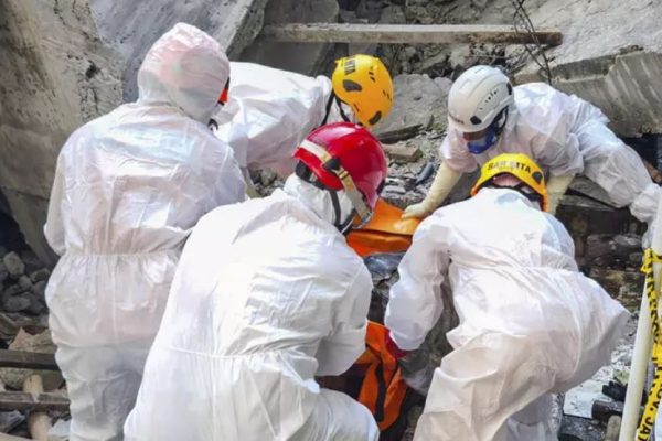 Ngjarje Tr agjike! Shembet shkolla/ 37 persona humbin jetën, 26 ende të “zhd ukur” nën rrënoja