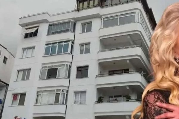 “Mami ka rënë” Këngëtarja e famshme vd*s para syve të vajzës së saj,