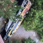 Ndodh tr*gjedia/ Autobusi p*rplaset me një makinë dhe bie në lumë, 9 të vd*kur dhe 29 të pl*gosur