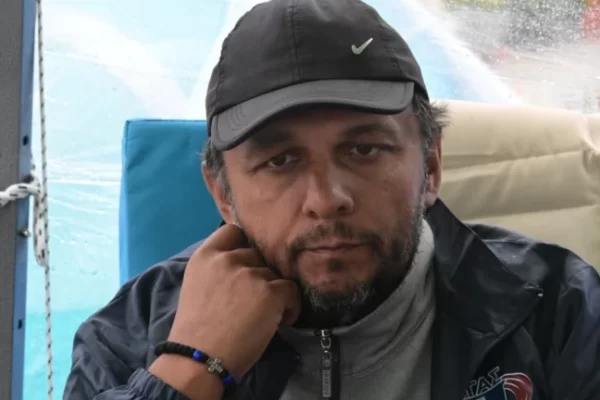 Hapni v rrin se seshte djali im! Prej 4 javesh ne greve urie, Shqiptari tr ndit Parlamentin grek, ajo cfare u tha ngriti vendin ne kembe