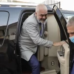 Cfarë ka Rama poshtë sediles kur shkon në Surrel