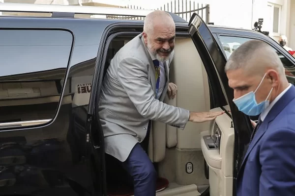 Cfarë ka Rama poshtë sediles kur shkon në Surrel